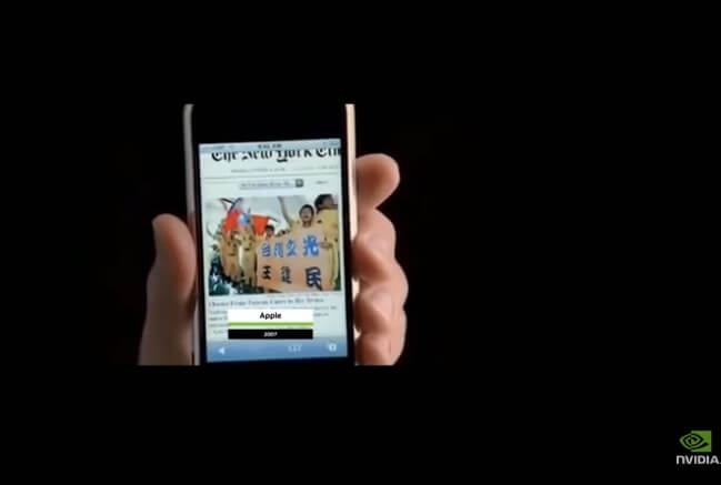 輝達GTC技術大會開場影片回顧蘋果創辦人賈伯斯展示手機,螢幕一度閃過頂埔國小學生舉「台灣之光王建民」海報及揮舞國旗的畫面。(圖取自NVIDIA YouTube頻道youtube.com)