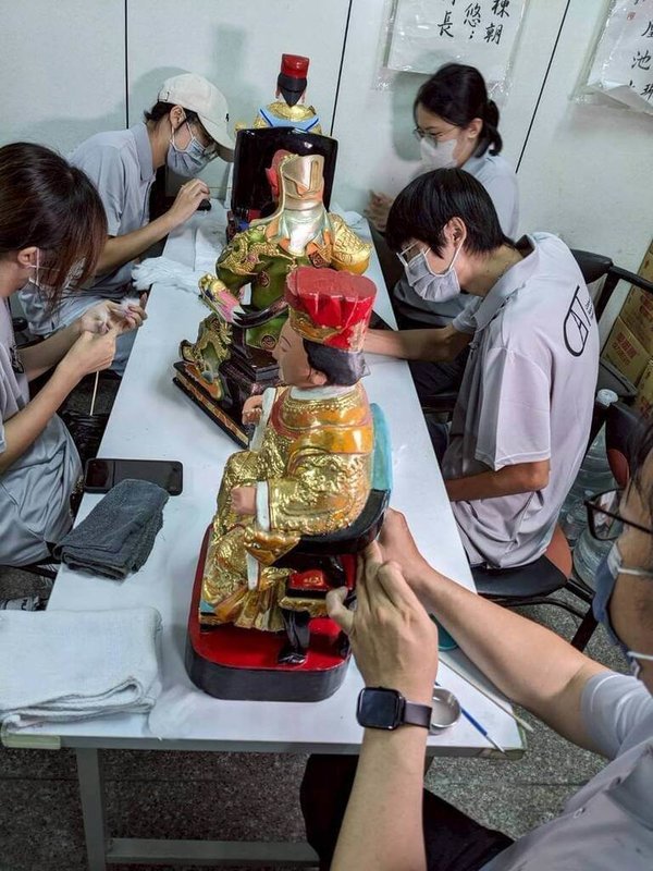 馬太鞍溪堰塞湖溢流釀災,位於花蓮光復鄉的保安寺文物受泥水浸蝕,台師大文保中心參與文物搶救工作,圖為文物志工團隊為神像進行細部清潔與加固。(台灣文物保存協會提供)中央社記者許秩維傳真 114年10月29日