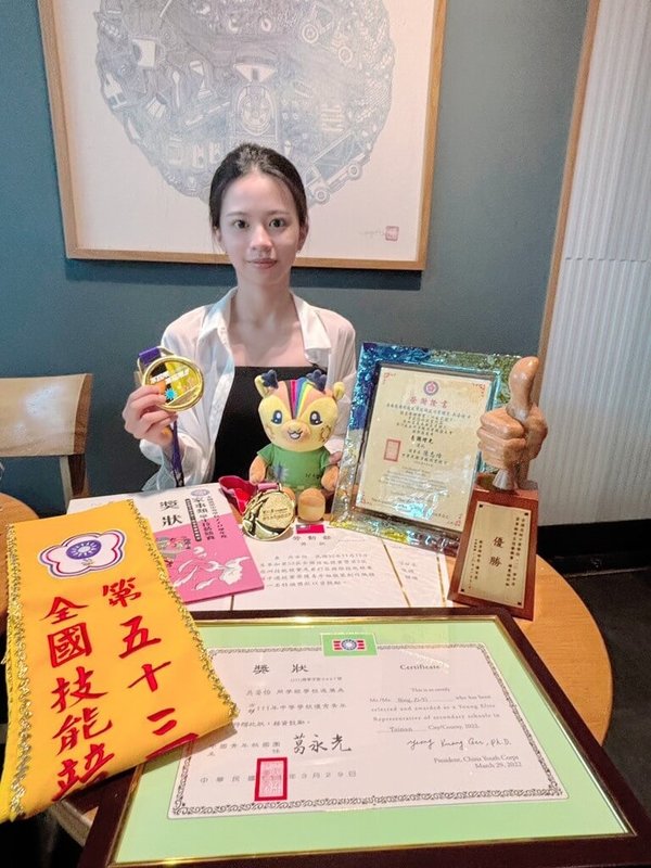 台南應用科技大學服飾設計管理系學生兵姿怡從小在阿嬤身邊幫忙穿針引線，對服裝產生濃厚興趣，持續精進手藝的她，在全國技能競賽奪冠，未來將朝服裝設計師的夢想前進。（技專招生總辦提供）中央社記者許秩維傳真　114年10月29日