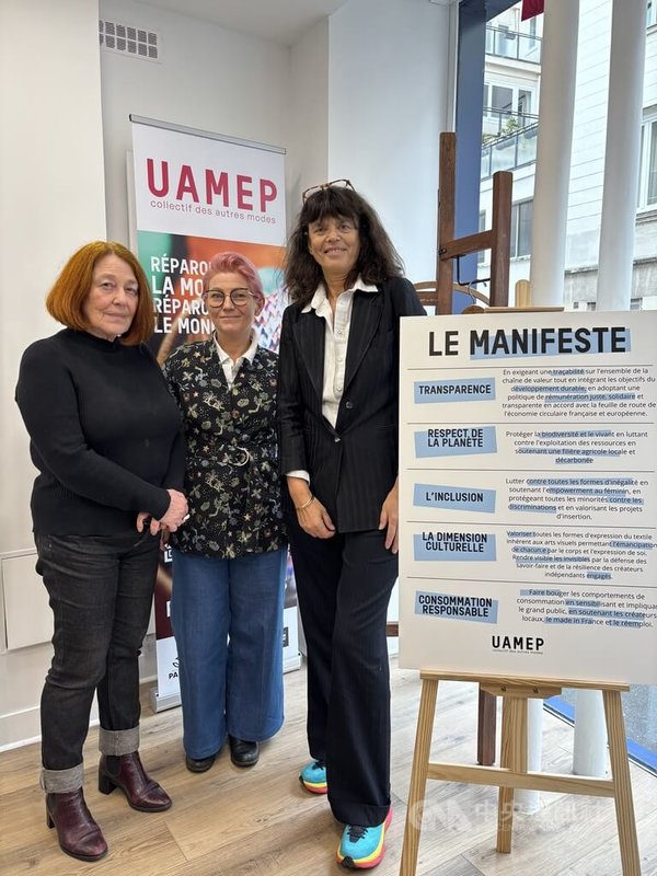 「另一種時尚可能」（UAMEP）主席李威（Aurielle Lévy，右）發起連署反對Shein進駐巴黎BHV百貨，持相同理念的米耶（Audrey Millet，中）、多利亞（Catherine Dauriac）簽名支持。圖攝於10月23日。中央社記者曾依璇巴黎攝　114年10月29日