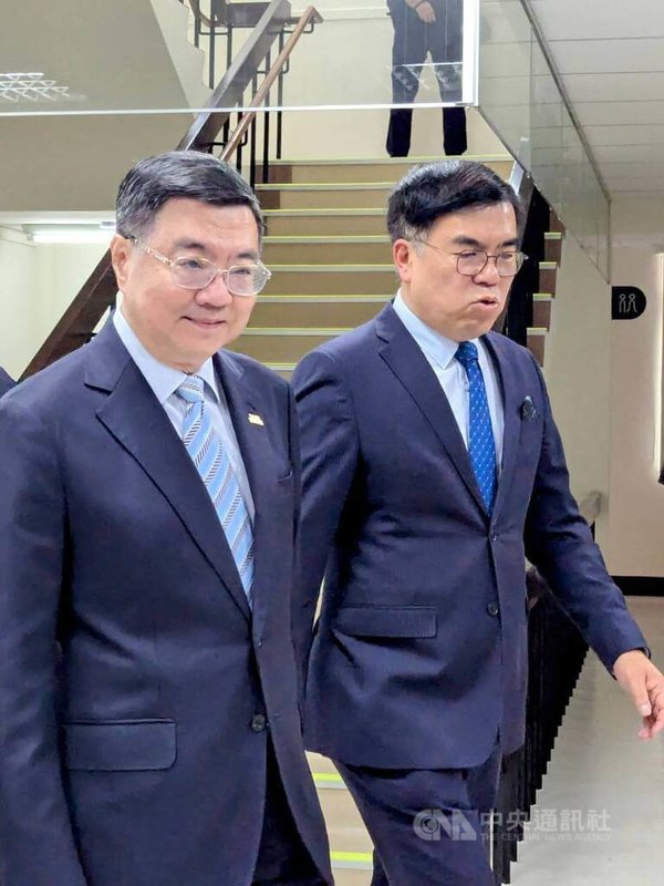 環境部29日舉辦「114年金環獎頒獎典禮暨全國查緝國土保育及環保犯罪成果表揚大會」,行政院長卓榮泰(左)應邀出席。中央社記者張雄風攝 114年10月29日