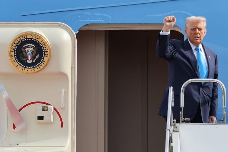 美國總統川普搭乘空軍一號飛往韓國。（路透社）