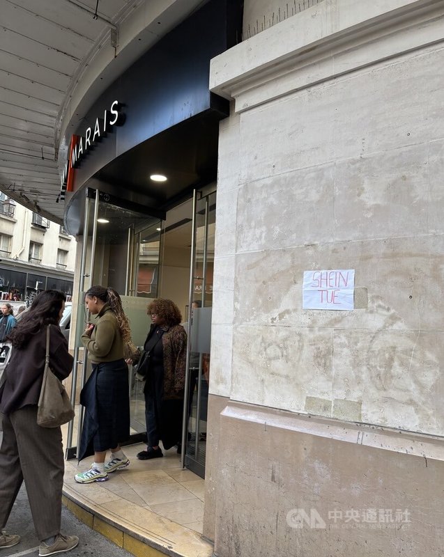 巴黎BHV百貨10月初宣布與中資電商平台Shein合作後,門口很快就被人貼上寫有「Shein致命」(Shein tue)的紙條。圖攝於10月5日。中央社記者曾依璇巴黎攝 114年10月29日