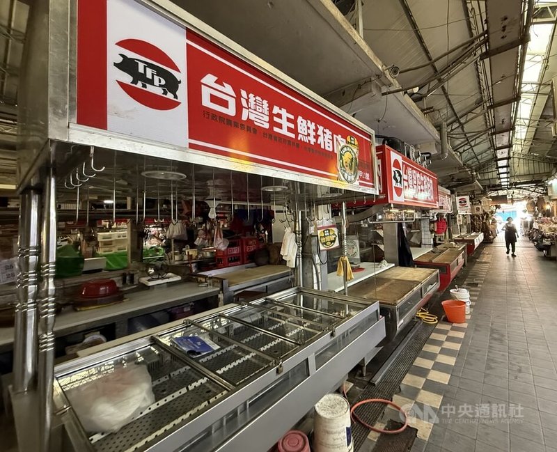 因應非洲豬瘟防疫,高雄市公有零售市場不少豬肉攤商配合自主暫停營業。高雄市長陳其邁29日宣布,全面免收豬肉攤位使用費1個月。中央社記者董俊志攝 114年10月29日
