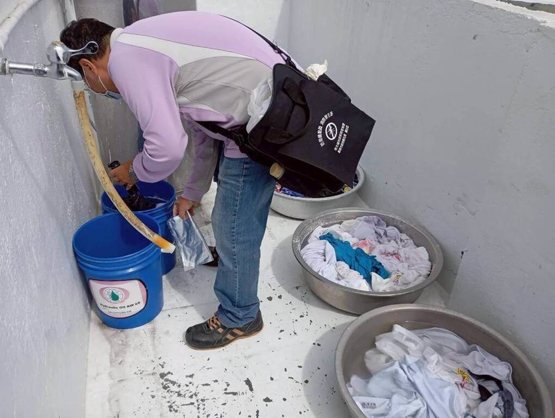 秋意漸濃,台南市今年迄今出現3例登革熱本土病例及16例境外移入病例,登革熱四型病毒全現身,感染源都來自東南亞。圖為防疫人員加強監測。(台南市政府提供)中央社記者張榮祥台南傳真 114年10月30日