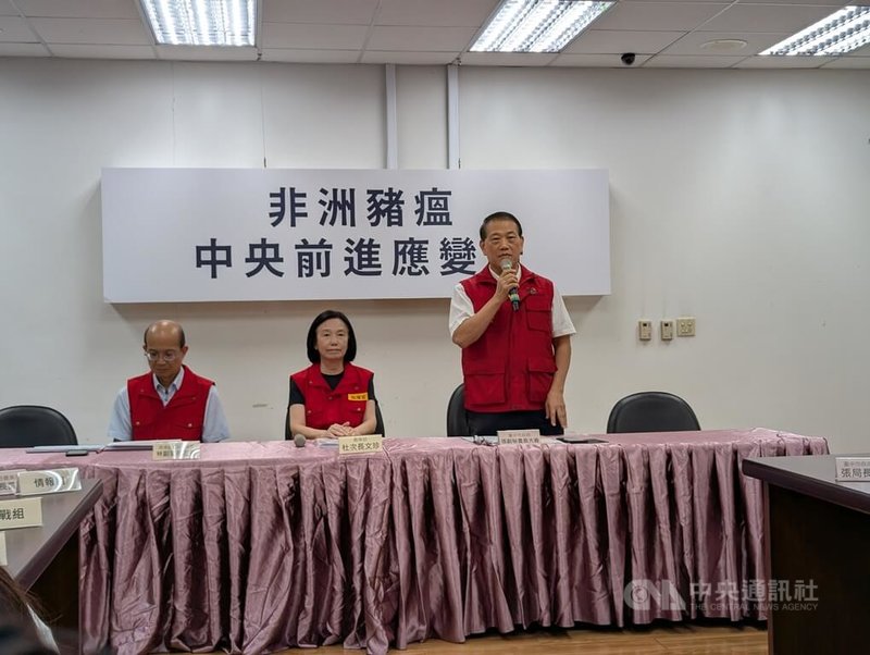 有民代批台中市政府在非洲豬瘟疫情爆發之際，近日還下令區公所宣導購物節等事項，是出動洗腦大隊。中市府副秘書長張大春（右）30日表示，民政局宣導財政狀況、疫情與購物節，都是非常需要讓民眾知道的事。中央社記者蘇木春攝　114年10月30日