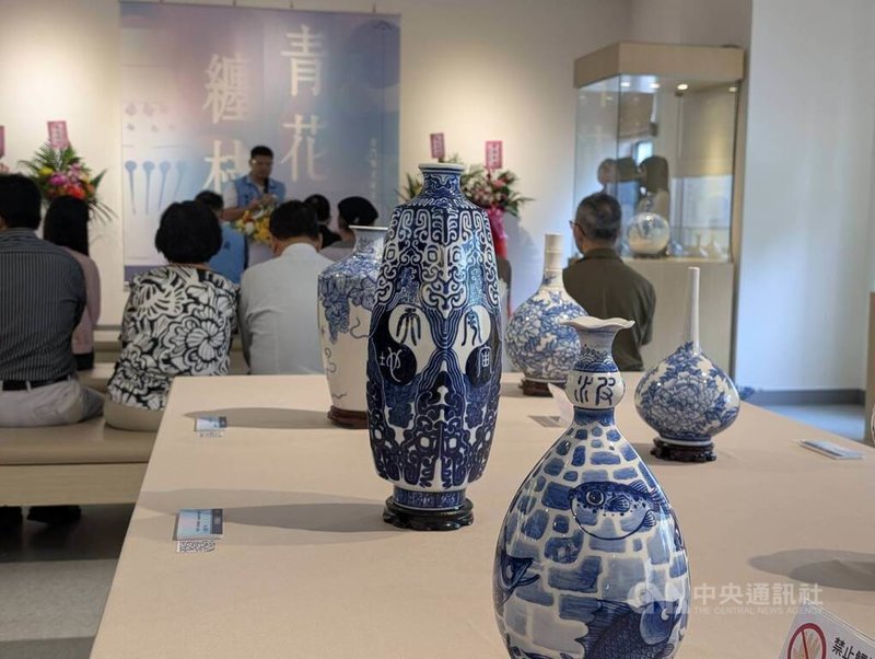 金門大學圖書館與金門縣陶瓷廠攜手推出「青花纏枝新想像」陶瓷創作展，30日舉行開幕儀式，現場展出超過40件匠師作品。中央社記者吳玟嶸攝　114年10月30日