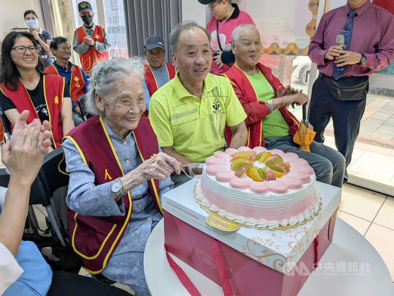 華山基金會金城天使站30日在金門縣長期照顧服務關懷協會舉辦「建站13週年感恩茶會」,會中由106歲人瑞陳阿嬤(前左)切下慶祝天使站13歲的生日蛋糕。中央社記者吳玟嶸攝 114年10月30日