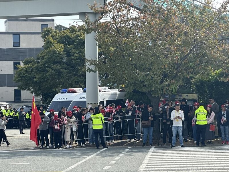 美國總統川普、中國國家主席習近平30日在韓國釜山舉行雙邊會談,現場維安升級。另有民眾擔憂兩大強國角力結果可能影響韓國。中央社記者廖禹揚釜山攝 114年10月30日