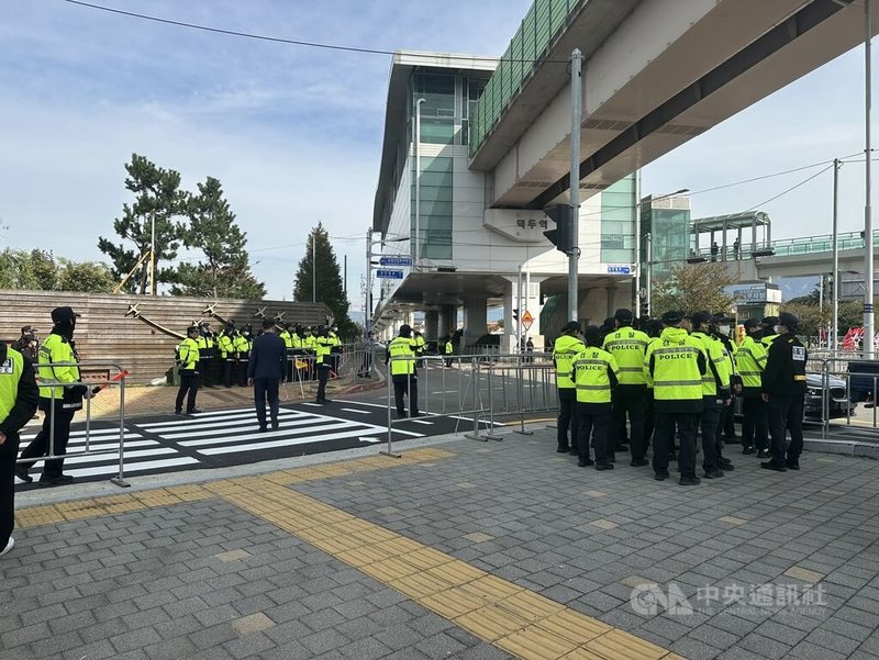美國總統川普、中國國家主席習近平30日在韓國釜山舉行雙邊會談,場外維安升級。中央社記者廖禹揚釜山攝 114年10月30日