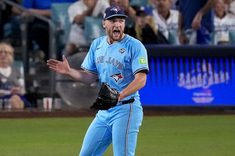 藍鳥22歲投手耶薩維奇29日在世界大賽第5戰壓制道奇打線,第7局投出三振後開心慶賀。(美聯社)