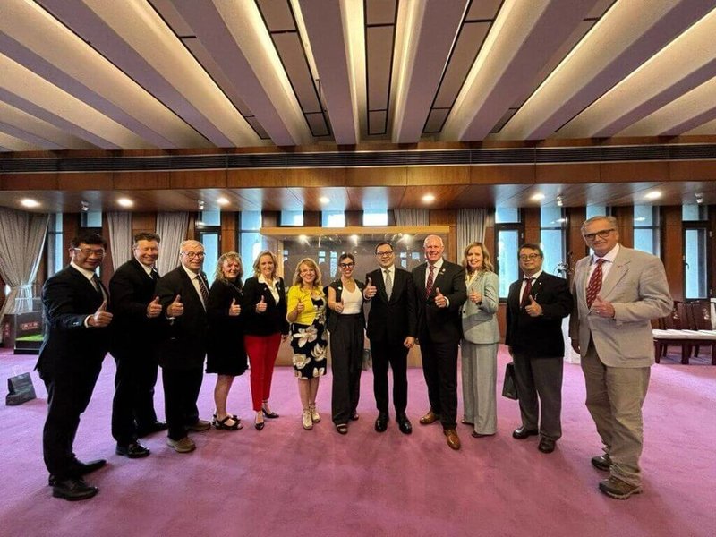 外交部政務次長陳明祺(右5)29日款宴與美國中西部跨州議會領袖訪問團成員,強調台灣高科技產業鏈扮演要角。(外交部提供)中央社記者楊堯茹傳真 114年10月30日