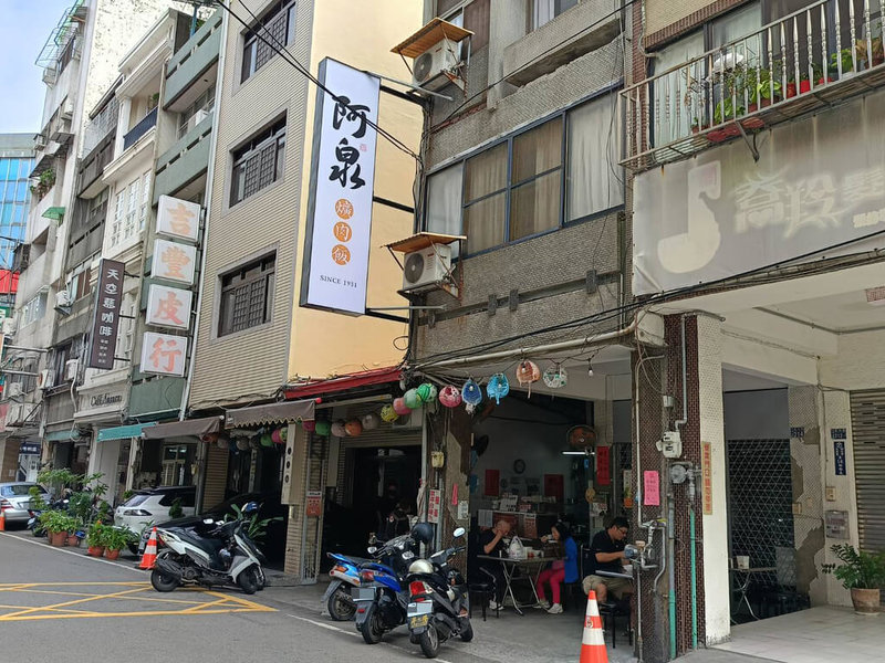 受非洲豬瘟影響，以豬肉為食材的小吃店家無豬可用，彰化市著名的阿泉爌肉飯30日起改賣雞腿飯。（民眾提供）中央社記者吳哲豪傳真　114年10月30日
