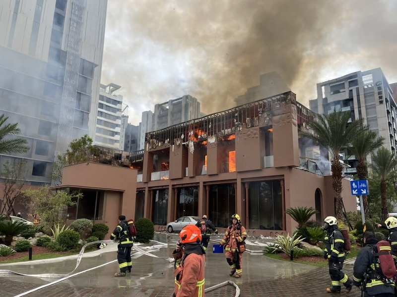 新北市新店區一間木造樣品屋30日起火燃燒,竄出濃煙,消防員布線灌救,幸無人受困。(新北市消防局提供)中央社記者曹亞沿傳真 114年10月30日