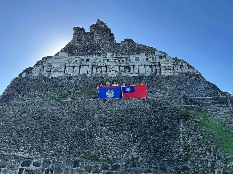 觀光踩線團赴瓜地馬拉及貝里斯考察，24日至28日參訪貝里斯蘇南圖尼奇（Xunantunich）馬雅文明遺址等景點。（外交部提供）中央社記者楊堯茹傳真　114年10月30日
