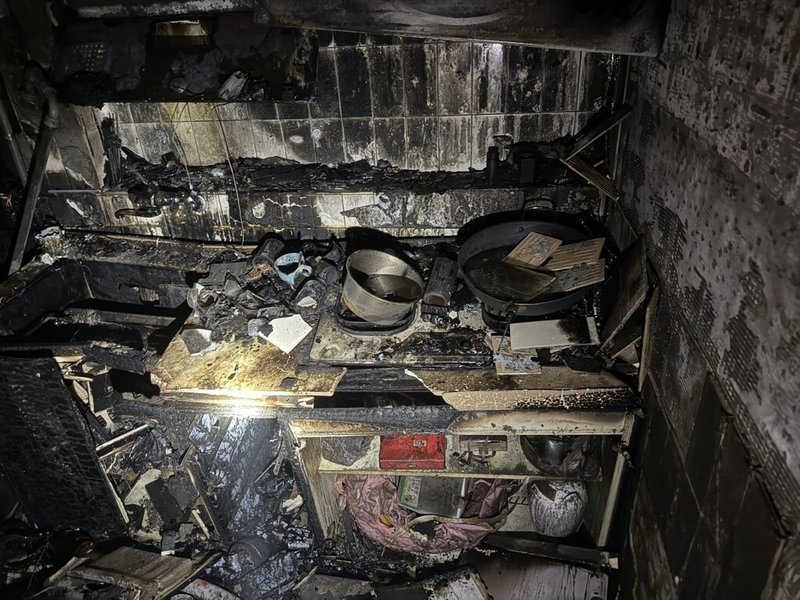 台北市政府消防局30日表示，統計1至9月火災原因，結果顯示，除防範電氣火災，民眾仍須提高廚房防火意識，並分享廚房防火5要訣。圖為爐火烹調火災示意圖。（台北市消防局提供）中央社記者黃麗芸傳真　114年10月30日