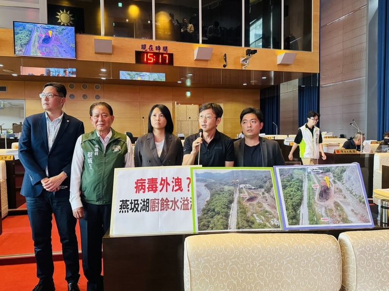 台中市養豬場爆出非洲豬瘟,全國下令禁止廚餘養豬。台中市議會30日召開警消環衛業務質詢,民進黨籍市議員江肇國(前右2)等人質詢時關心廚餘政策,指出霧峰掩埋場因傾倒大量廚餘,已出現廚餘水外溢現象。(台中市議員江肇國提供)中央社記者趙麗妍傳真 114年10月30日