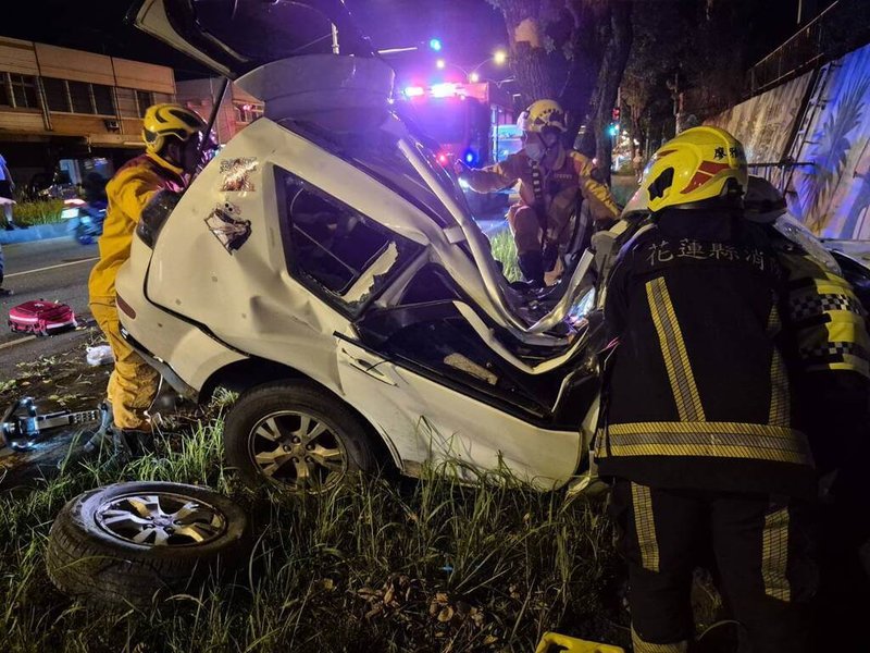 花蓮縣吉安鄉吉豐路3段30日發生白色休旅車疑似自撞車禍，車體嚴重變形且有6人受困，警消獲報馳援，救出2名大人、4名小孩共6人輕重傷送醫。確切肇事原因　仍有待調查釐清。（花蓮縣消防局提供）中央社記者張祈傳真 114年10月30日