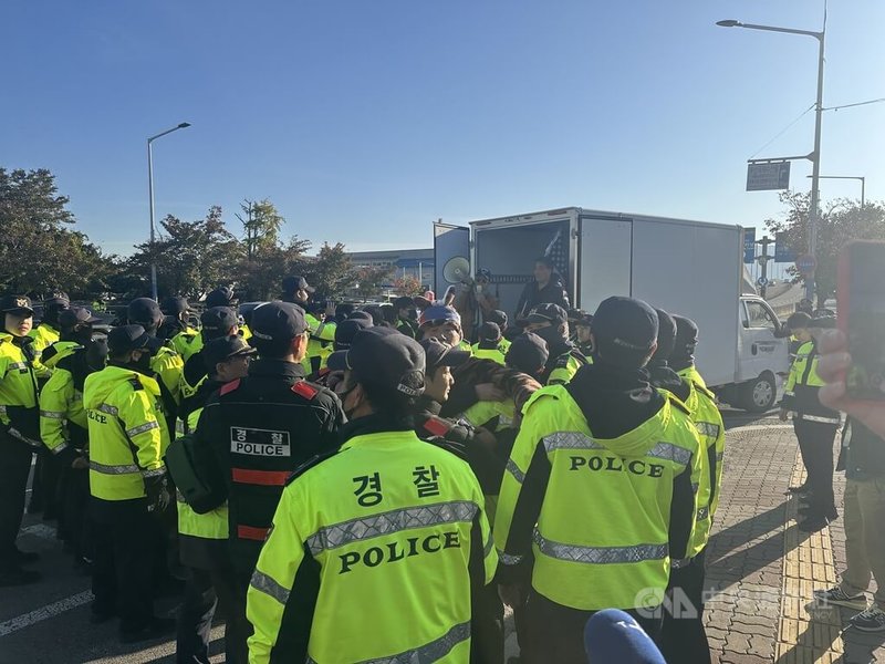 川習會30日將在韓國釜山舉行,一如外界推測,會場外一早就出現「反中」的韓國民眾。中央社記者廖禹揚釜山攝 114年10月30日