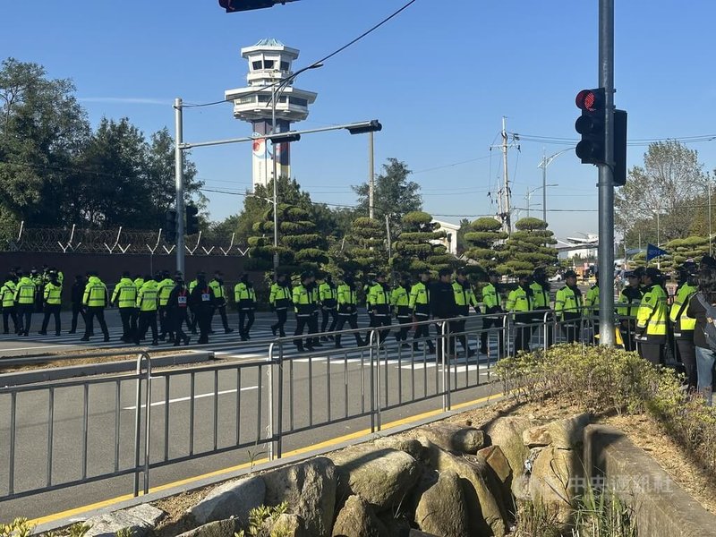 川習會30日舉行,會談地點推測可能在金海國際機場旁的空軍設施翼峰樓舉行,周邊道路一早就部署警力維安。中央社記者廖禹揚釜山攝 114年10月30日