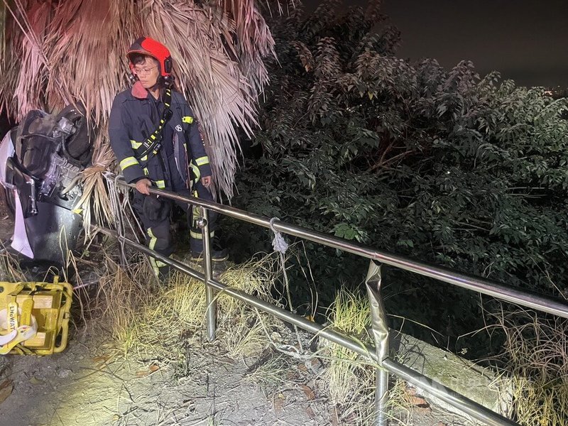 蕭姓女子29日騎機車行經台中市霧峰區吉峰東路,疑操作不當失控自撞路邊護欄,進而翻落路外邊坡,警消獲報到場協助救出脫困。(翻攝照片)中央社記者蘇木春傳真 114年10月30日