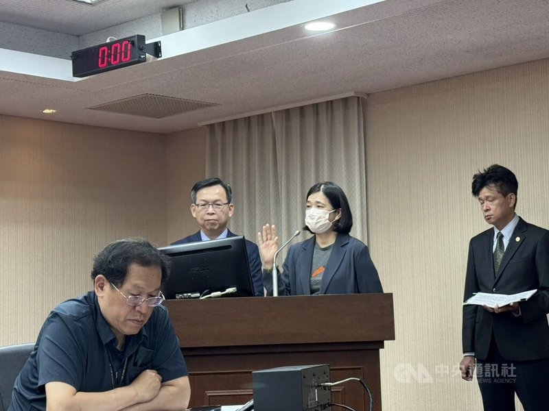 觀光署長陳玉秀(後排中)30日在立法院交通委員會備詢表示,目前觀光逆差達805萬人次,但民眾沒有因為出國就不國旅。中央社記者余曉涵攝 114年10月30日