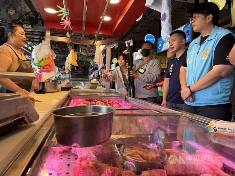 台中一處養豬場出現非洲豬瘟,全台活體豬禁宰、禁運15天,花蓮市長魏嘉彥(右)30日至重慶市場關心營運狀況,宣布11月起連2個月減租方案,豬肉攤使用費減少5成,一般攤位減少3成。中央社記者張祈攝 114年10月30日