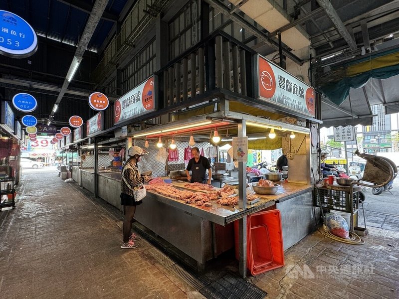 台中一處養豬場出現非洲豬瘟,全台活體豬禁宰、禁運15天,花蓮重慶市場30日僅剩3家攤商還有冷凍存貨,維持營運。中央社記者張祈攝 114年10月30日