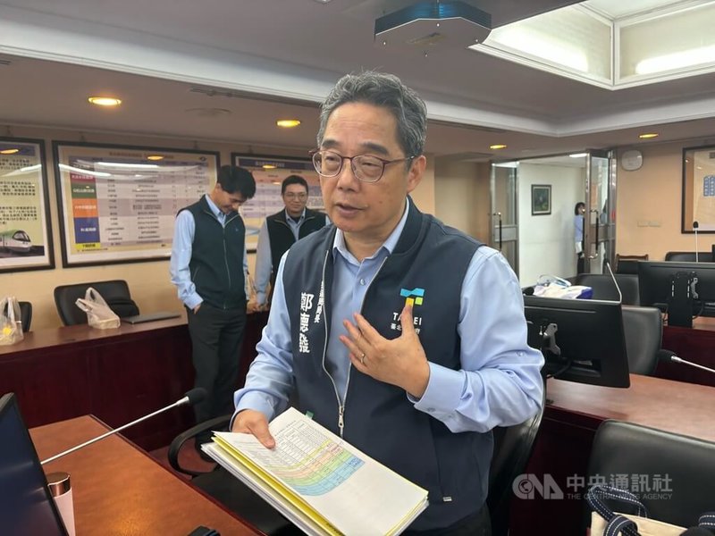 台北市捷運工程局長鄭德發（前）30日表示，捷運路網自償性經費未來將高達新台幣1580億元，為避免債留子孫，規劃將3房以上的聯開宅分回戶全數出售。中央社記者陳昱婷攝　114年10月30日