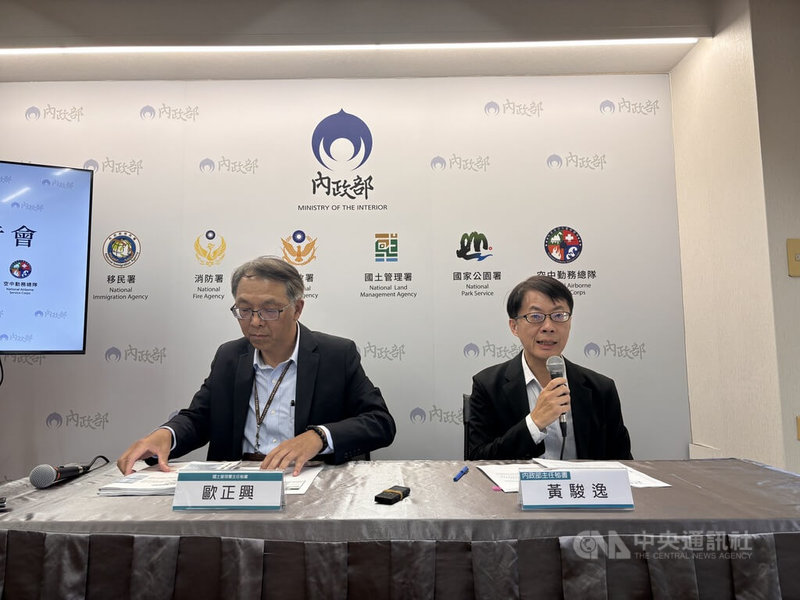 內政部30日舉行部務會報會後記者會,國土署主秘歐正興(左)說,政院近期將核定老宅延壽計畫,單項最高補助65%,高齡者與弱勢針對居家安全項目可再加碼50%,預計最快民國114年底前上路。中央社記者高華謙攝 114年10月30日