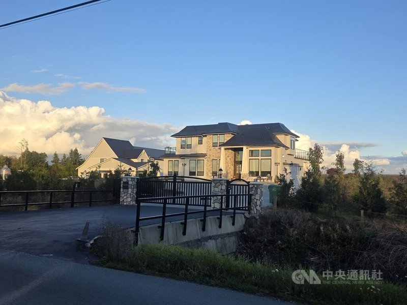 加拿大列治文市東南方土地上的一些豪宅莊園主人是華人,屋主們對土地所有權被判給原住民族感到氣憤又不解。中央社記者程愛芬溫哥華攝 114年10月30日