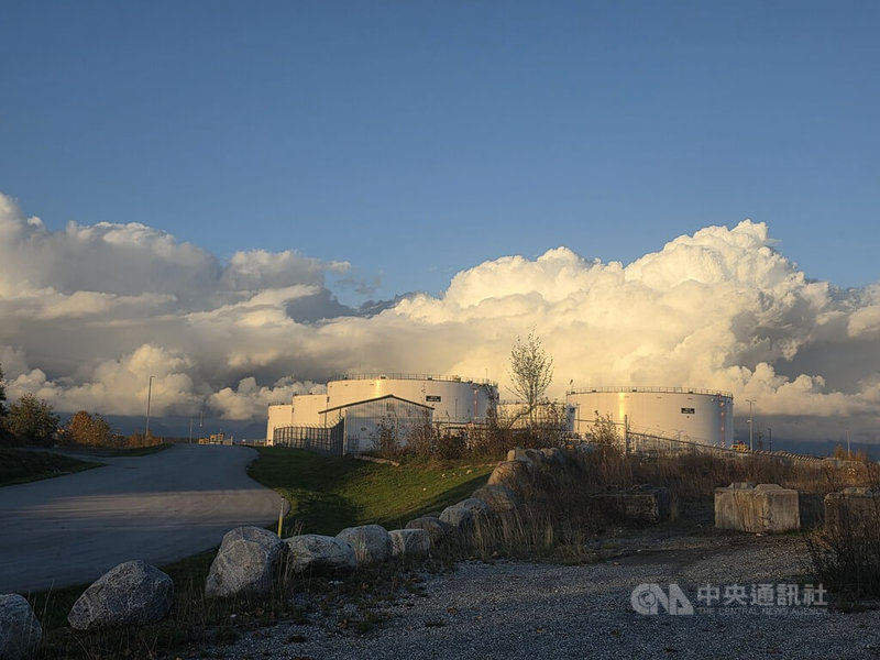 考伊琴族(Cowichan Tribes)提訟,聲稱擁有加拿大列治文市750公頃土地,該地有聯邦政府的儲油工廠和其他私人工業項目,影響經濟甚鉅。中央社記者程愛芬溫哥華攝 114年10月30日