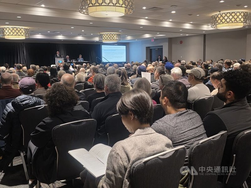 加拿大列治文市政府舉辦原住民土地權說明會,上百名民眾擠爆會場,很多人拿著房產文件和政府說明書,焦慮地說因為產權不清,都無法貸款了。中央社記者程愛芬溫哥華攝 114年10月30日