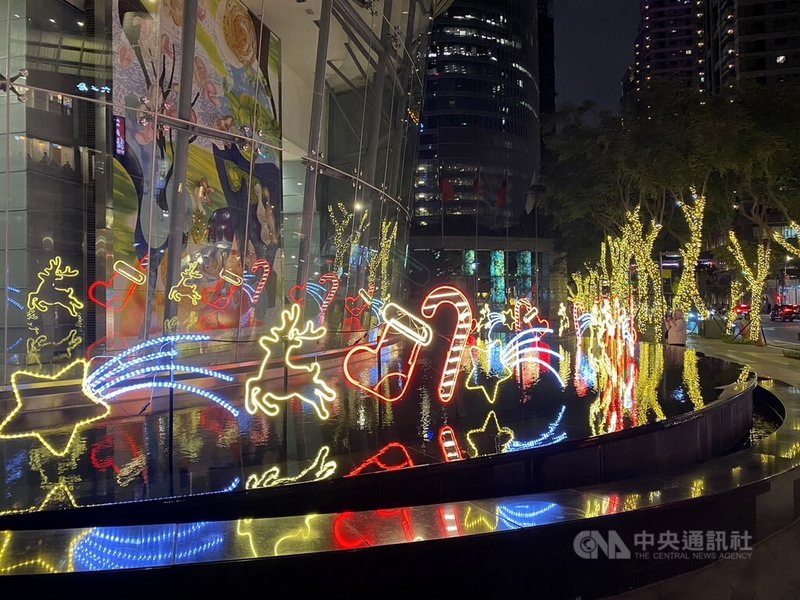新北市觀旅局30日表示,「2025新北歡樂耶誕城」將於11月14日熱鬧開城,周邊燈飾已陸續布置完成,市府前的燈飾近期入夜後也進行點燈測試。中央社記者黃旭昇新北市攝 114年10月30日