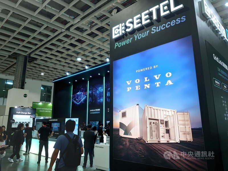 熙特爾參加台灣國際智慧能源週與台灣國際淨零永續展,展出與VOLVO PENTA合作的行動儲能單元等,展現一站式儲能系統應用整合服務。中央社記者張建中攝 114年10月30日
