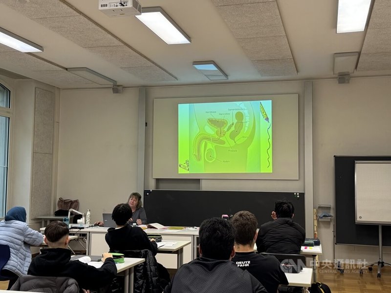 資深長照員與專業教師施杜德認為,課程設計應從疾病相關知識入手,例如失智症、慢性病與高齡心理學等主題,讓學子藉由理解疾病,發覺病情背後的人性需求。中央社記者郭芳君阿爾高州攝 114年10月30日