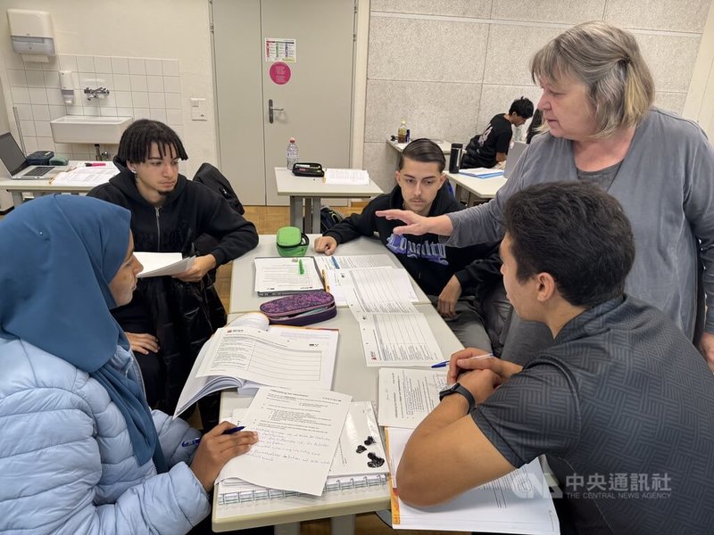 瑞士阿爾高州布魯克市長照員與社工技術學校,資深長照員與專業教師施杜德(Yvonne Studer)與第二年級的長照高職生進行小組討論。中央社記者郭芳君阿爾高州攝 114年10月30日