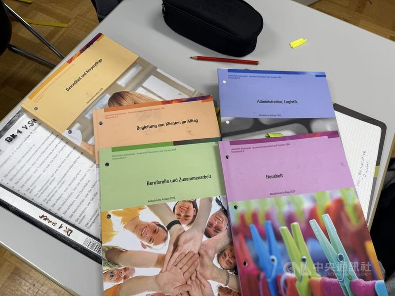 瑞士長照課程必須學的科目有健康與身體知識、家事、文書處理與物流、專業角色與合作、病患陪伴的日常工作。中央社記者郭芳君阿爾高州攝 114年10月30日