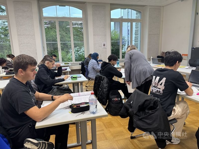 瑞士長照課程人數約20人,教師盡量關注到學生的個別需求。本地生較少,外籍生多,這是瑞士長照教育的現實。中央社記者郭芳君阿爾高州攝 114年10月30日