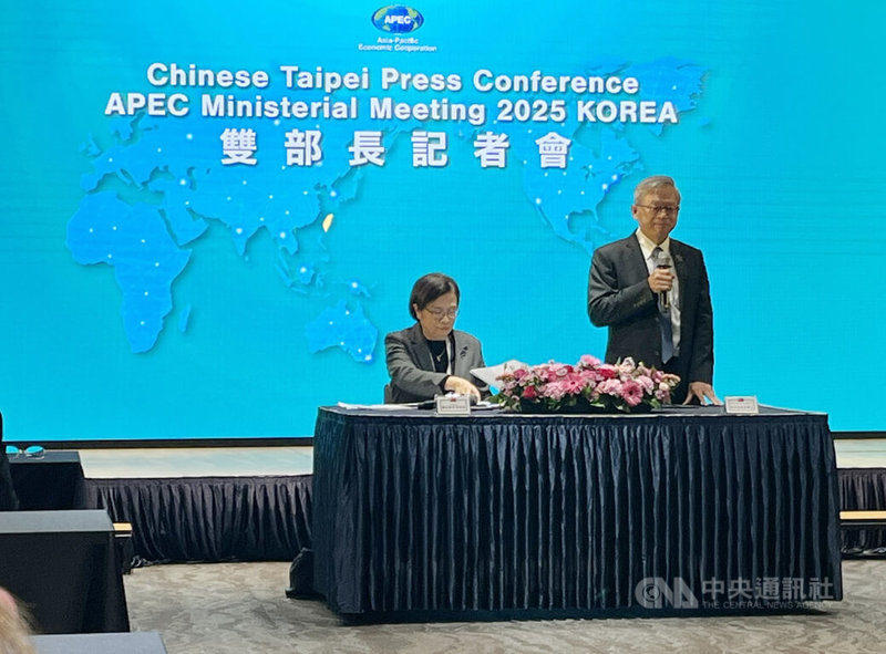 APEC部長級年會(APEC Ministerial Meeting, AMM)於10月29日、30日舉行,台灣由經貿談判辦公室總談判代表楊珍妮、國科會主委吳誠文代表。國科會主委吳誠文(圖右)說,台灣願意將半導體實力與友好經濟體共享。中央社記者潘姿羽攝 114年10月30日
