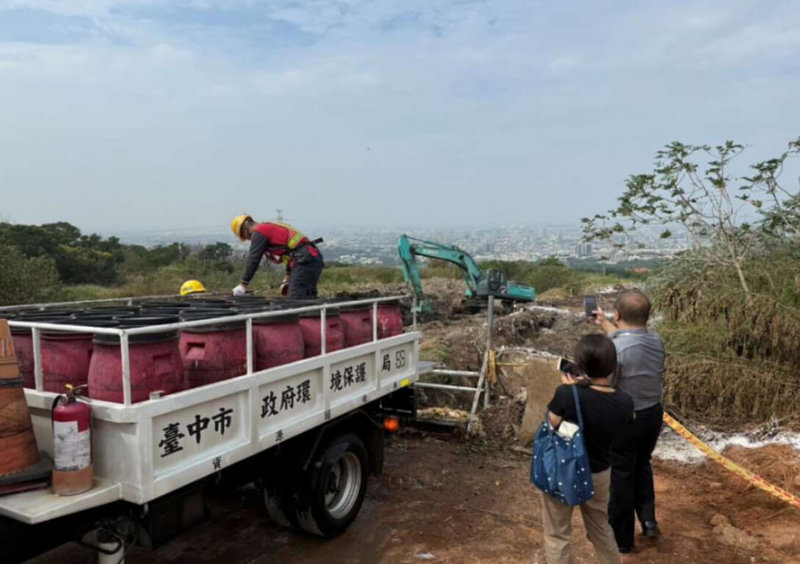 台中一處養豬場確診非洲豬瘟,台中地檢署30日派員前往垃圾掩埋場實地履勘,詳實觀察廚餘掩埋與焚化作業流程。(檢方提供)中央社記者蘇木春傳真 114年10月30日