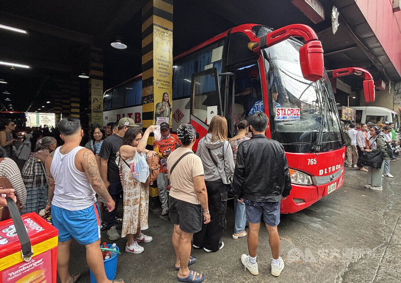 菲律賓即將迎接掃墓長週末,民眾開始湧入各地車站,返鄉掃墓。圖為大馬尼拉地區巴賽城(Pasay)一處公車總站30日下午的情況。中央社記者林行健巴賽城攝 114年10月30日
