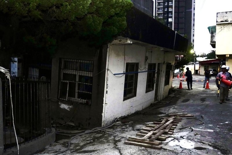 新竹市東大路4段某工地進行地下室施工期間造成基地旁道路地層下陷,鄰近地區地面受損,民眾憂心附近房屋結構安全,市府30日獲報啟動應變機制,已拉設警戒線封鎖現場。(新竹市政府提供)中央社記者郭宣彣傳真 114年10月30日