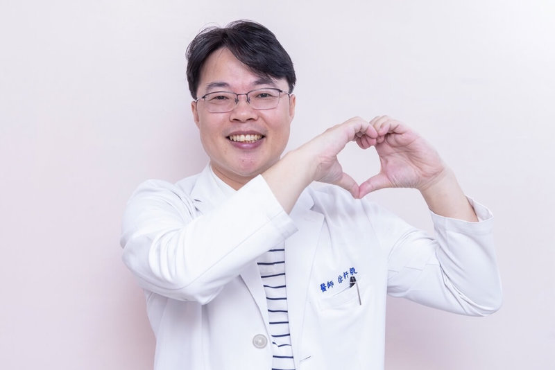 衛生福利部桃園醫院乳房外科主任徐軒毅(圖)30日提醒,亞洲女性乳癌患者年齡有年輕化趨勢,應定期進行乳房篩檢,早期發現、積極治療。(部立桃園醫院提供)中央社記者陳婕翎傳真 114年10月30日