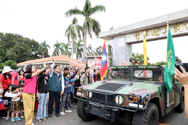 駐守台南市永康區73年的陸軍砲兵學校（永康砲校）將正式遷駐關廟區，30日完成最後一趟搬遷作業，台南市長黃偉哲（左3）也到場歡送祝福。（台南市政府提供）中央社記者張榮祥台南傳真 114年10月30日