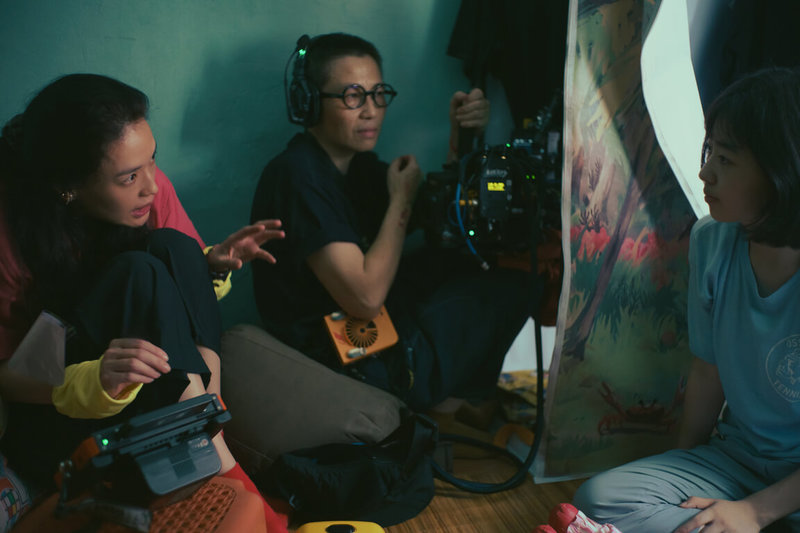 藝人舒淇(左)自編自導「女孩」,她透露,片中演員白小櫻(右)躲入衣櫃逃避爭吵的行為就是源自於她童年的經驗。(甲上提供)中央社記者王心妤傳真 114年10月30日