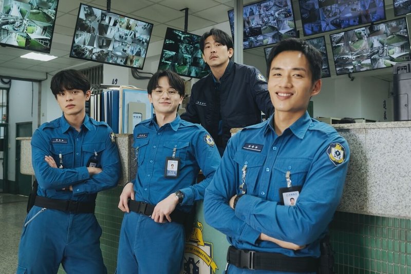 演員邱以太(前左起)和張軒睿、陳澤耀在戲劇「監所男子囚生記」和施名帥(後)精彩飆戲,其中施名帥戲裡雖霸氣,戲外的拍攝現場卻成為笑點。(愛奇藝國際版、壹壹影業提供)中央社記者洪素津傳真 114年10月30日