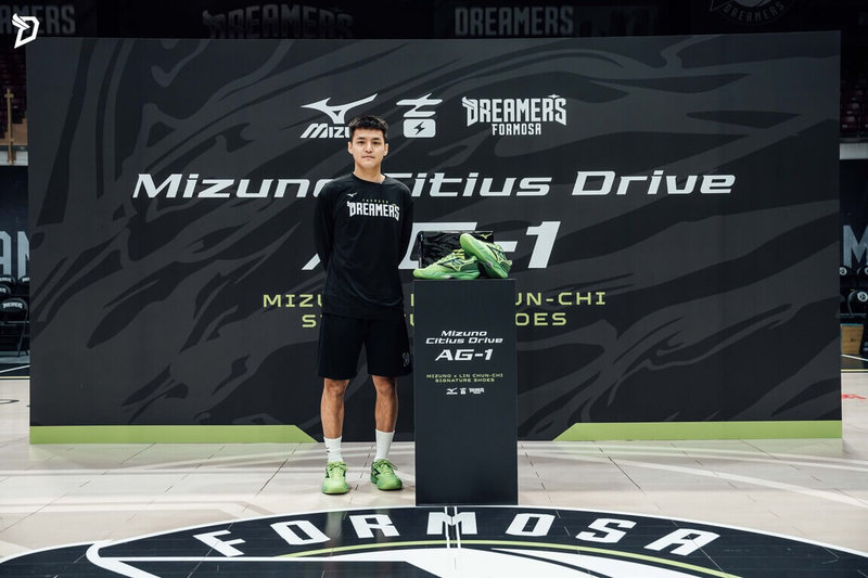 台灣職業籃球大聯盟(TPBL)福爾摩沙夢想家後衛林俊吉(圖),30日正式成為首名擁有個人簽名鞋的本土球員,同時將捐贈1000雙球鞋做公益,以行動傳遞對基層籃球的支持與關懷。(夢想家提供)中央社記者陳容琛傳真 114年10月30日