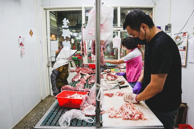 全台禁宰禁運豬隻15天,衝擊產業,行政院會30日通過養豬產業鏈補助計畫,中南部養豬業者及豬肉攤商皆樂觀其成。圖為嘉義縣一處豬肉攤未禁宰前營運情形。(嘉義縣政府提供)中央社記者蔡智明傳真 114年10月30日