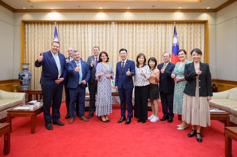 立法院副院長江啟臣今天接見「愛爾蘭眾議院跨黨派國會議員第二團」,他表示,感謝愛爾蘭國會多次發言挺台,更感謝愛國友台小組的真摯友誼,盼兩國國會議員能攜手促進台愛雙邊交流。(立法院提供)中央社記者王承中傳真 114年10月30日